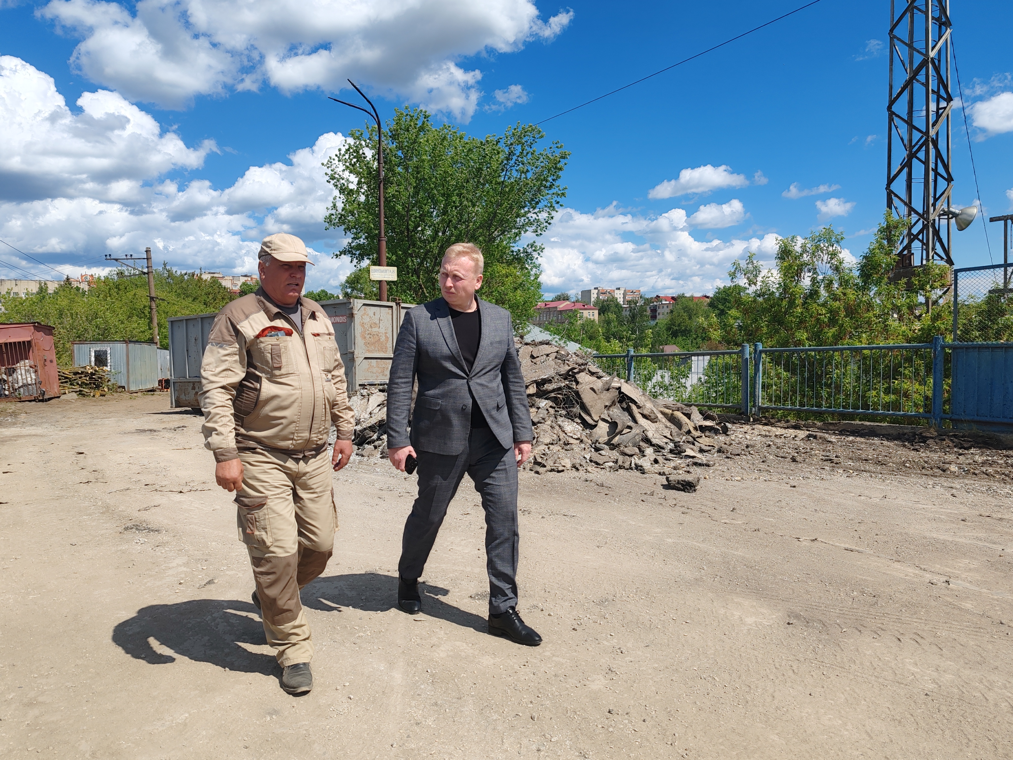 ИДЕТ ДЕМОНТАЖ ПРОЛЕТОВ ПУТЕПРОВОДА.