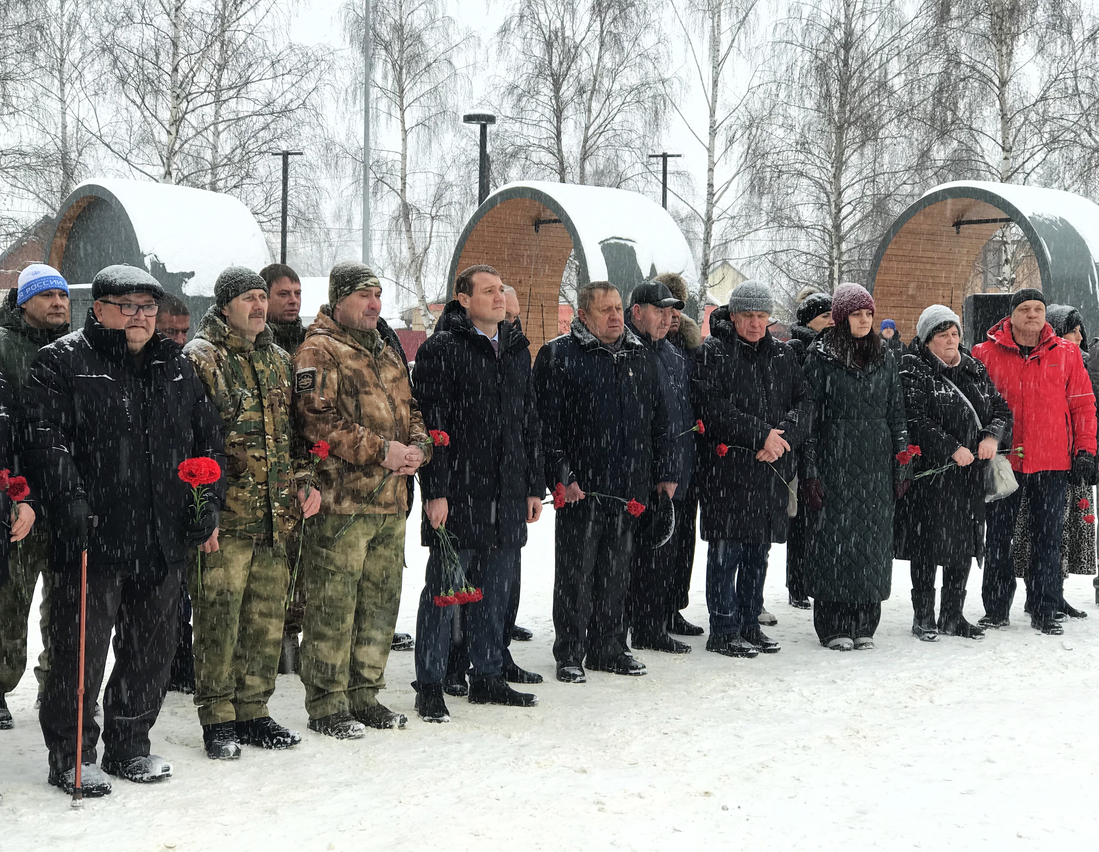 В РУЗАЕВКЕ ВОЗЛОЖИЛИ ЦВЕТЫ К ПАМЯТНОМУ ЗНАКУ «ЧЕРНЫЙ ТЮЛЬПАН».