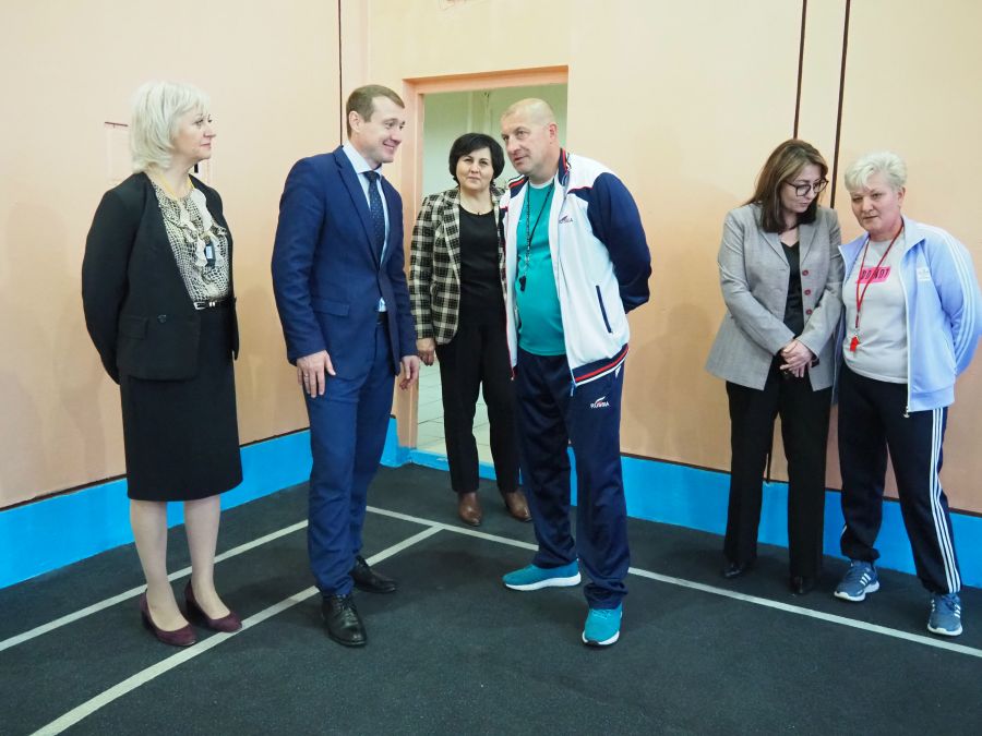 В СПОРТИВНЫХ ЗАЛАХ ШКОЛЫ №10 И ГИМНАЗИИ №1 ПРОВЕДЕН РЕМОНТ.