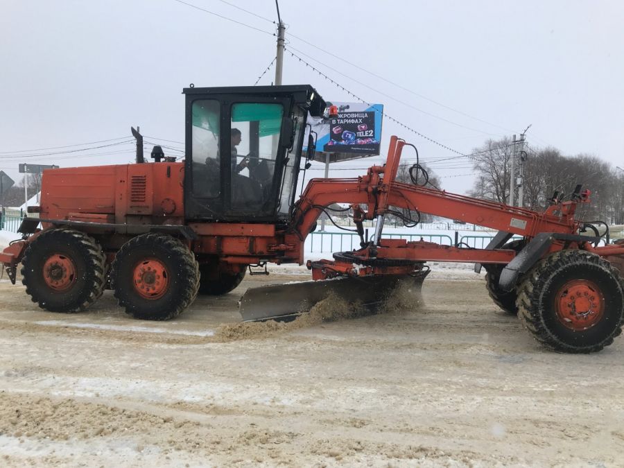 ПРОДОЛЖАЕТСЯ РАБОТА ПО УБОРКЕ ДОРОГ ГОРОДА.