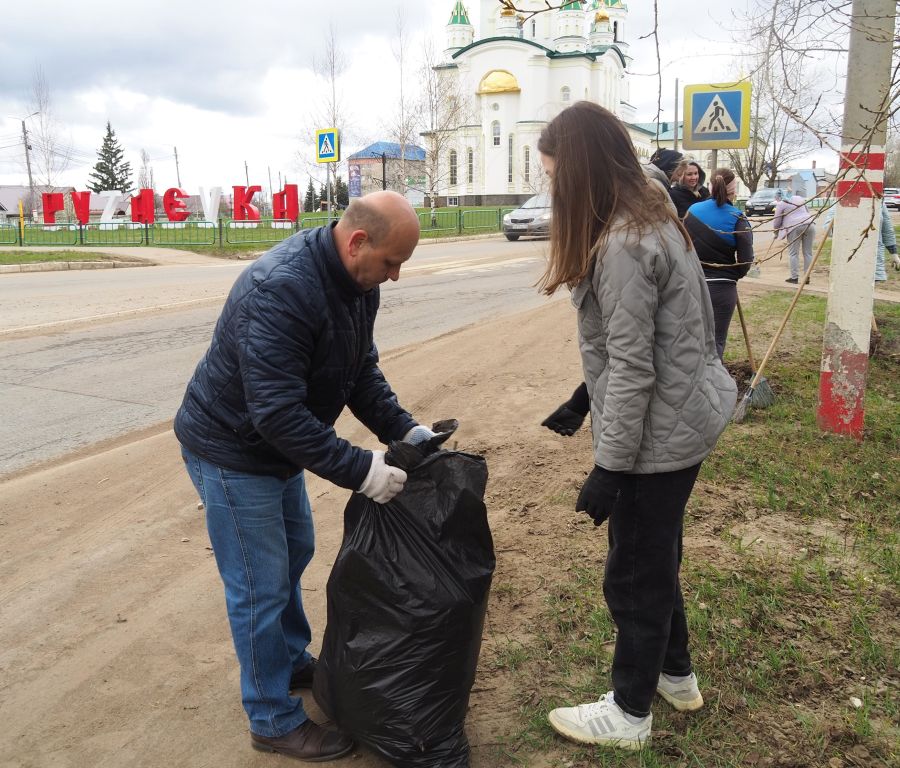 НА ОБЩЕРАЙОННЫЙ СУББОТНИК ВЫШЛИ КОЛЛЕКТИВЫ АДМИНИСТРАЦИЙ РАЙОНА И ГОРОДА.