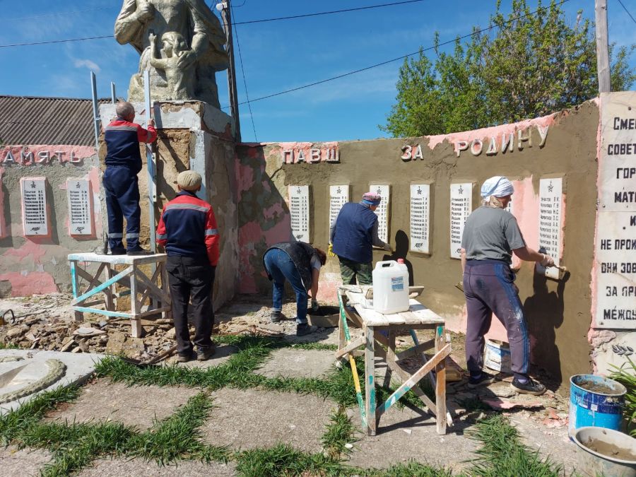 В ЛЕВЖЕ ИДЕТ РЕМОНТ МЕМОРИАЛА.