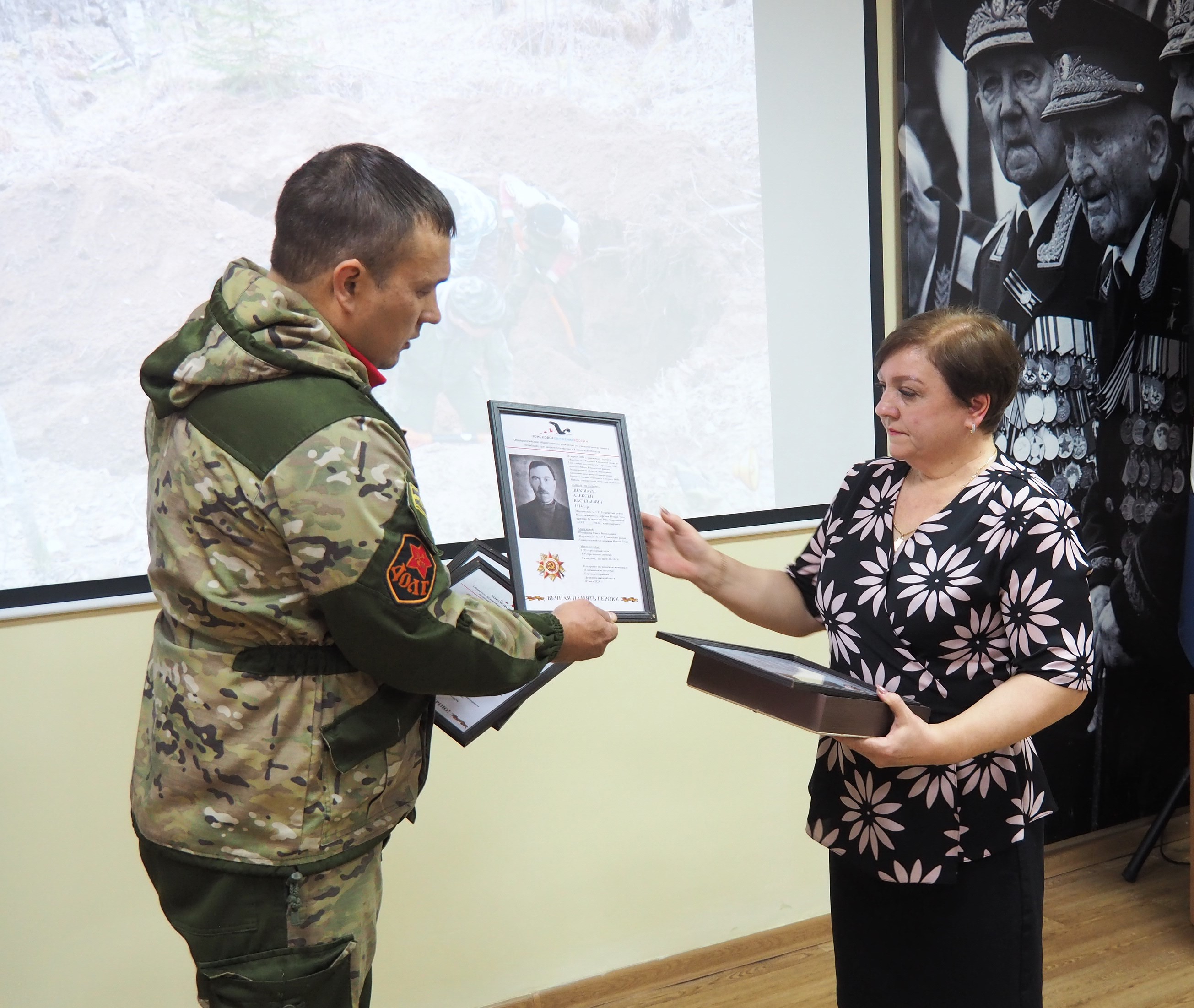 СОЛДАТСКИЙ МЕДАЛЬОН КРАСНОАРМЕЙЦА ИЗ РУЗАЕВСКОГО РАЙОНА ПЕРЕДАЛИ РОДСТВЕННИКАМ.