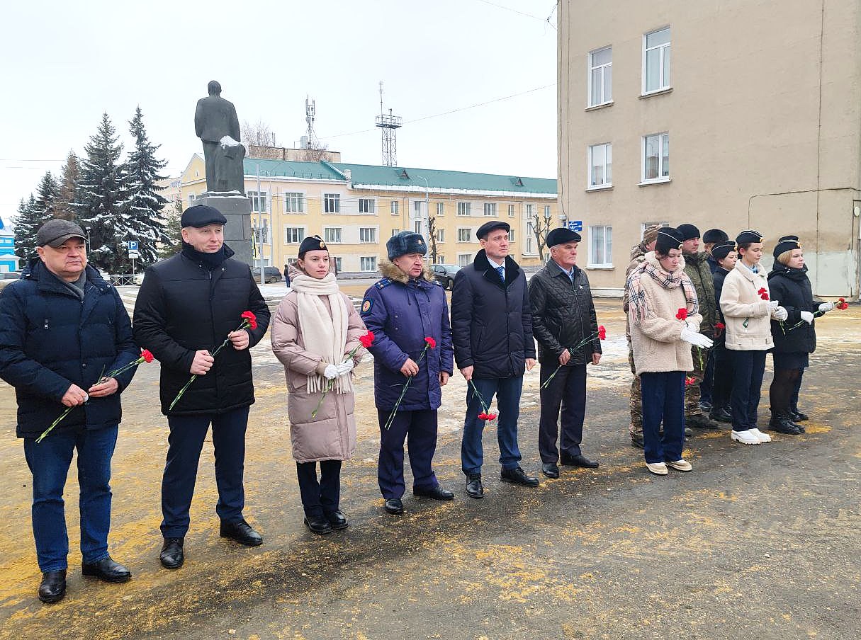 В РУЗАЕВКЕ ВОЗЛОЖЛИ ЦВЕТЫ К БЮСТАМ ГЕРОЕВ.