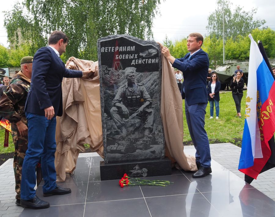 В РУЗАЕВКЕ ОТКРЫЛСЯ ПАМЯТНИК ВЕТЕРАНАМ БОЕВЫХ ДЕЙСТВИЙ.