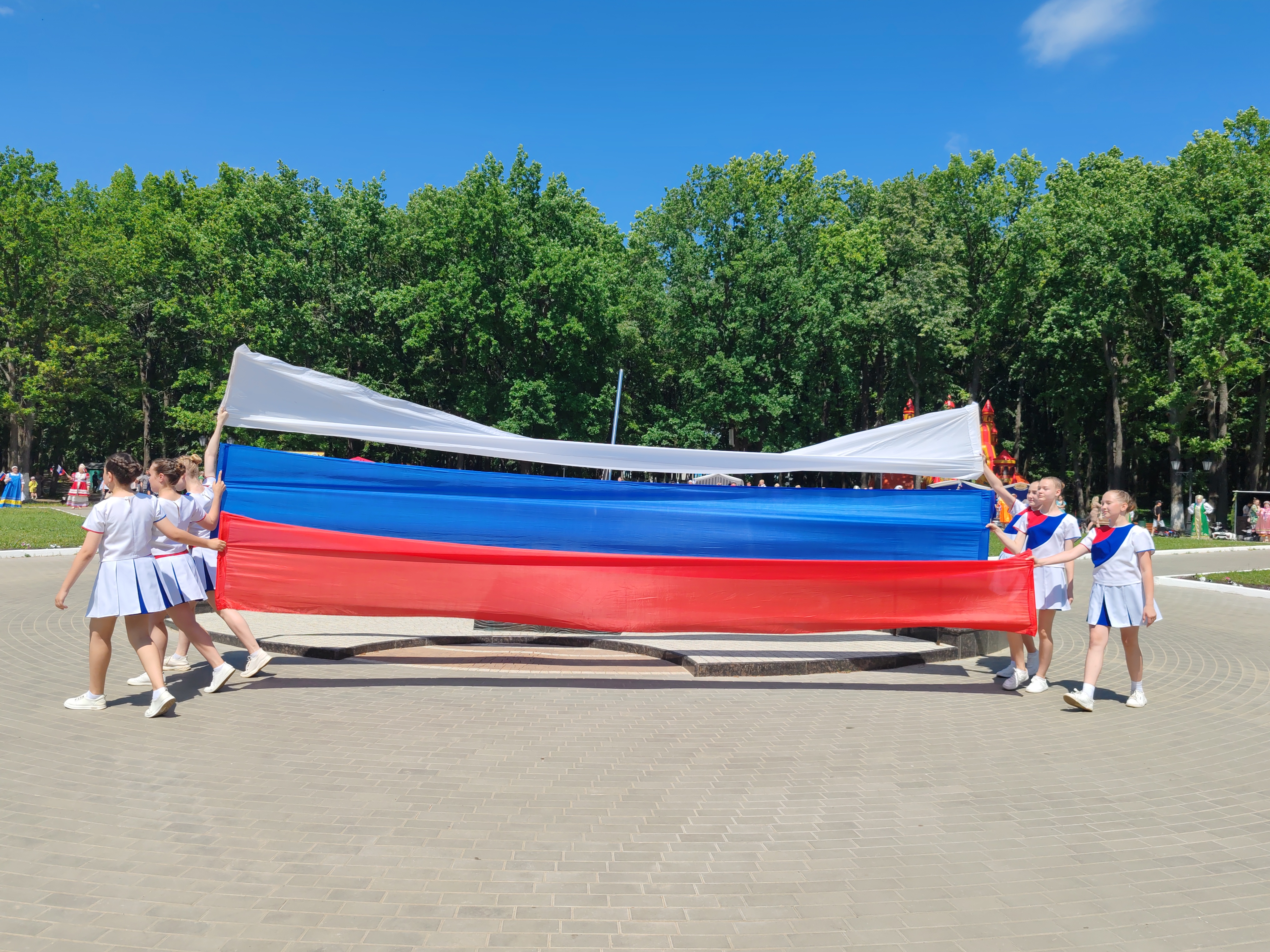 ПОЗДРАВЛЕНИЕ ГЛАВЫ РУЗАЕВСКОГО МУНИЦИПАЛЬНОГО РАЙОНА С ДНЕМ РОССИИ И 394-Й ГОДОВЩИНОЙ РУЗАЕВКИ.