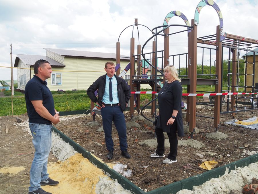 В ЛЕВЖЕ СТРОИТСЯ НОВАЯ ДЕТСКАЯ ПЛОЩАДКА.