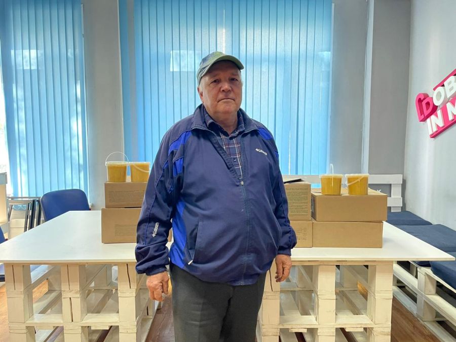 ВОСЕМЬ КОРОБОК МЕДА ДЛЯ БОЙЦОВ.