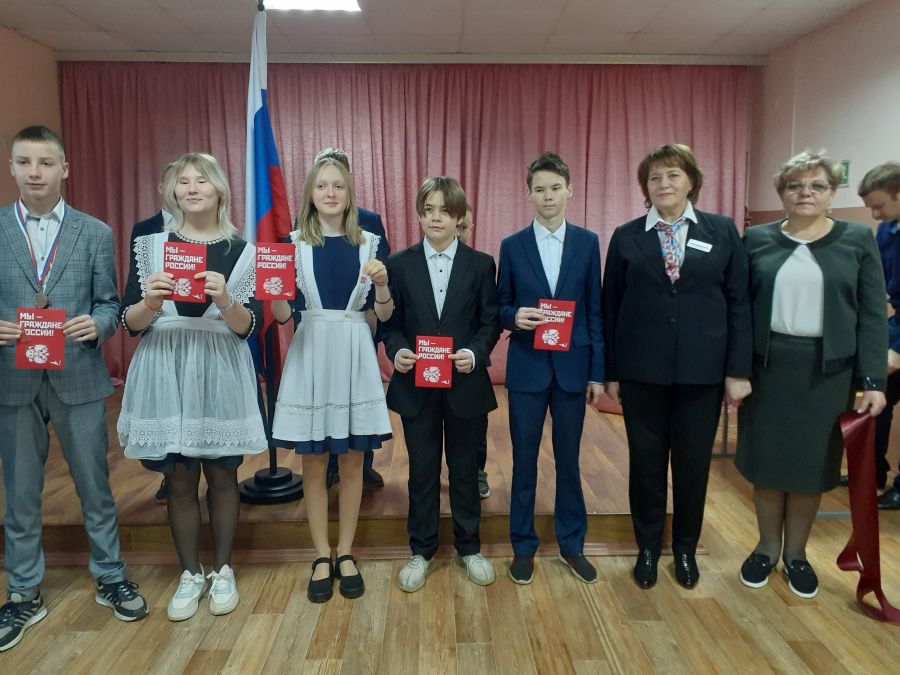 Специалисты Кадрового центра «Работа России» побывали в Левженской школе, где приняли участие во внеурочном занятии «Разговоры о важном» на тему «Россия: взгляд в будущее».