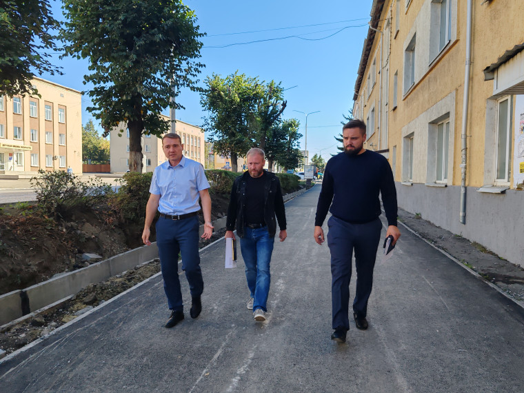 «ДАВАЙТЕ ОПЕРАТИВНО ЗАВЕРШАТЬ РЕМОНТ УЛИЦЫ ЛЕНИНА». «ДАВАЙТЕ ОПЕРАТИВНО ЗАВЕРШАТЬ РЕМОНТ УЛИЦЫ ЛЕНИНА».