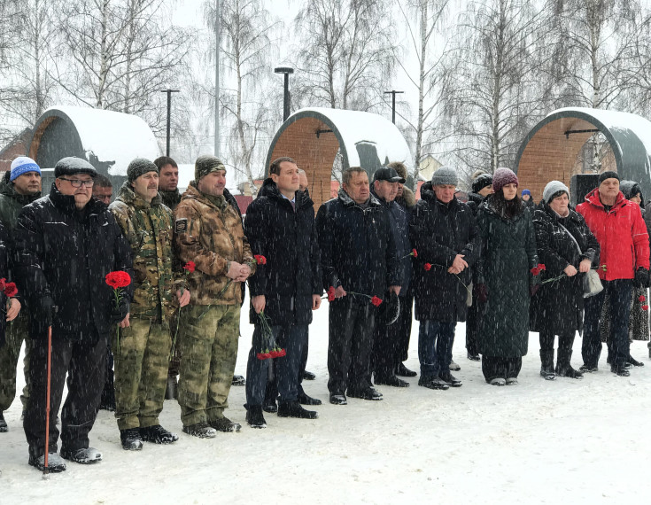 В РУЗАЕВКЕ ВОЗЛОЖИЛИ ЦВЕТЫ К ПАМЯТНОМУ ЗНАКУ «ЧЕРНЫЙ ТЮЛЬПАН». В РУЗАЕВКЕ ВОЗЛОЖИЛИ ЦВЕТЫ К ПАМЯТНОМУ ЗНАКУ «ЧЕРНЫЙ ТЮЛЬПАН».