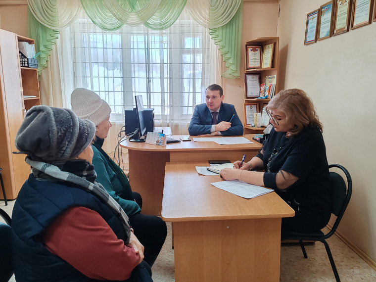 НА ЛИЧНОМ ПРИЕМЕ ЖИТЕЛИ ПОСЕЛКА ПЛОДОПИТОМНИЧЕСКИЙ ОБОЗНАЧИЛИ ПРОБЛЕМНЫЕ ВОПРОСЫ. НА ЛИЧНОМ ПРИЕМЕ ЖИТЕЛИ ПОСЕЛКА ПЛОДОПИТОМНИЧЕСКИЙ ОБОЗНАЧИЛИ ПРОБЛЕМНЫЕ ВОПРОСЫ.