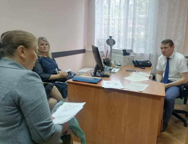 К ГЛАВЕ РАЙОНЕ ЖИТЕЛИ ОБРАЩАЮТСЯ С ВОПРОСАМИ ЖКХ. К ГЛАВЕ РАЙОНЕ ЖИТЕЛИ ОБРАЩАЮТСЯ С ВОПРОСАМИ ЖКХ.