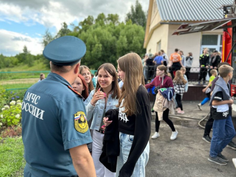СОТРУДНИКИ МЧС ПРОВЕЛИ В ДЕТСКОМ ОЗДОРОВИТЕЛЬНОМ ЛАГЕРЕ «ИЗУМРУДНЫЙ» ДЕНЬ БЕЗОПАСНОСТИ. СОТРУДНИКИ МЧС ПРОВЕЛИ В ДЕТСКОМ ОЗДОРОВИТЕЛЬНОМ ЛАГЕРЕ «ИЗУМРУДНЫЙ» ДЕНЬ БЕЗОПАСНОСТИ.