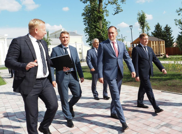 ГЛАВА МОРДОВИИ ОСМОТРЕЛ ОБНОВЛЕННЫЙ СКВЕР В РУЗАЕВКЕ. ГЛАВА МОРДОВИИ ОСМОТРЕЛ ОБНОВЛЕННЫЙ СКВЕР В РУЗАЕВКЕ.