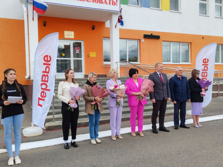 В ДЕНЬ УЧИТЕЛЯ В РУЗАЕВКЕ ВЫСАДИЛИ АЛЛЕЮ БЛАГОДАРНОСТИ. В ДЕНЬ УЧИТЕЛЯ В РУЗАЕВКЕ ВЫСАДИЛИ АЛЛЕЮ БЛАГОДАРНОСТИ.