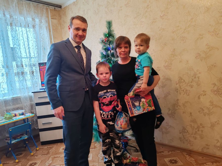 АЛЕКСАНДР ЮТКИН ПОЗДРАВИЛ СЕМЬИ УЧАСТНИКОВ СВО. АЛЕКСАНДР ЮТКИН ПОЗДРАВИЛ СЕМЬИ УЧАСТНИКОВ СВО.