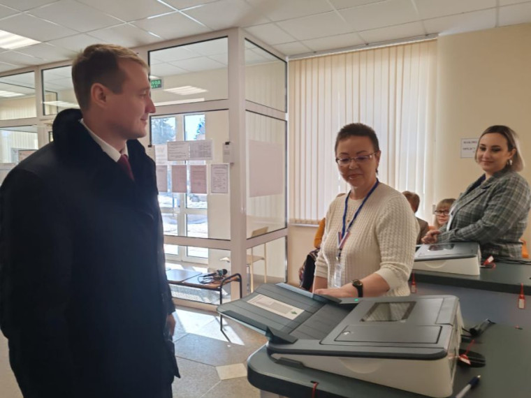 Сегодня, 15 марта, на избирательном участке №443 одним из первых проголосовал глава Рузаевского района Александр Юткин. Сегодня, 15 марта, на избирательном участке №443 одним из первых проголосовал глава Рузаевского района Александр Юткин.