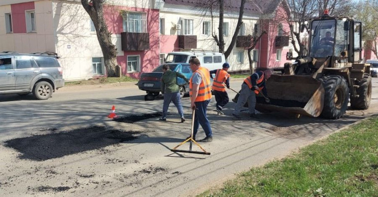НА ЯМОЧНЫЙ РЕМОНТ ДОРОГ В РУЗАЕВКЕ ВЫДЕЛЕНО 6 МИЛЛИОНОВ РУБЛЕЙ. НА ЯМОЧНЫЙ РЕМОНТ ДОРОГ В РУЗАЕВКЕ ВЫДЕЛЕНО 6 МИЛЛИОНОВ РУБЛЕЙ.