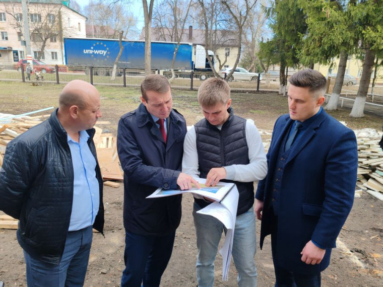В МОЛОДЕЖНОМ ЦЕНТРЕ НАЧАЛСЯ РЕМОНТ. В МОЛОДЕЖНОМ ЦЕНТРЕ НАЧАЛСЯ РЕМОНТ.
